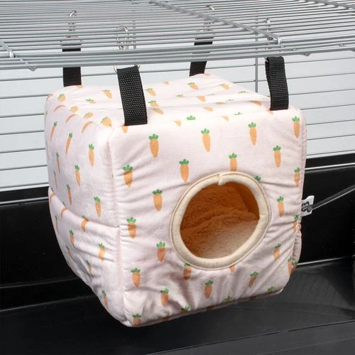 DUVO+ Závesný plyšový domček pre drobné hlodavce 22,5x22,5x22,5cm s mrkvovým motívom